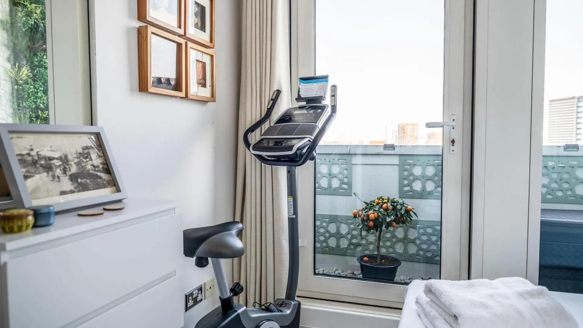 Canary Wharf Retreat With Free Secure Parking London
