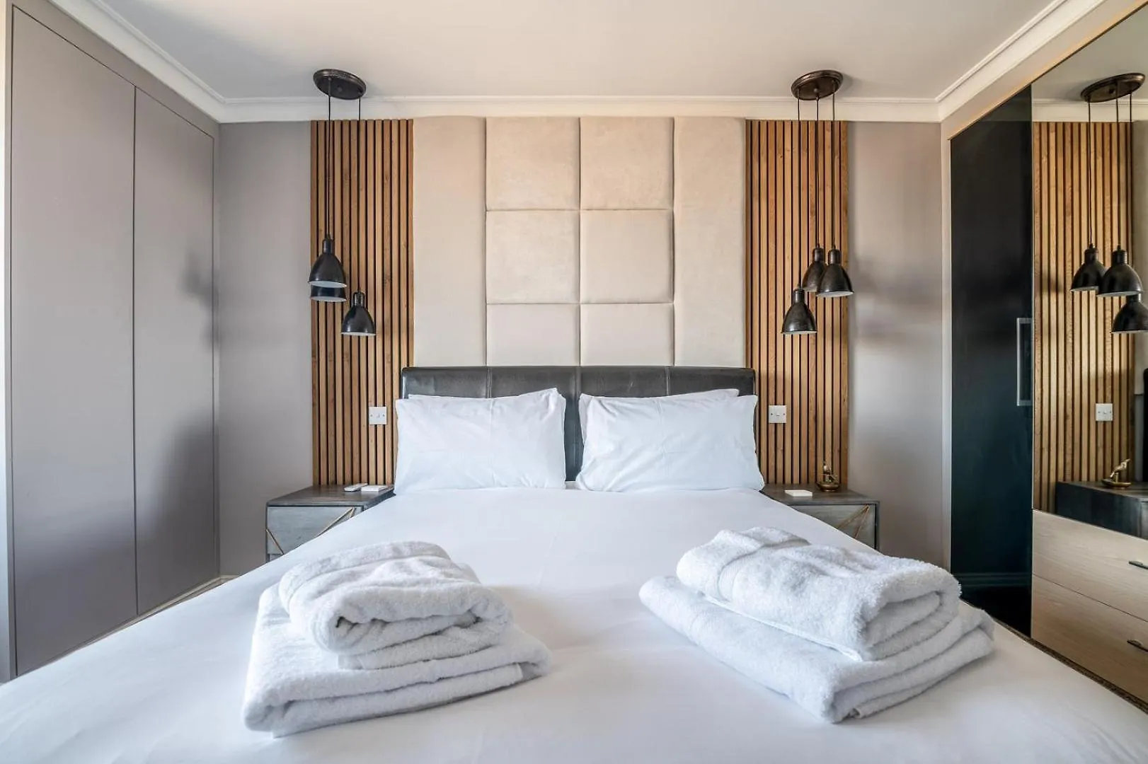 Canary Wharf Retreat With Free Secure Parking London
