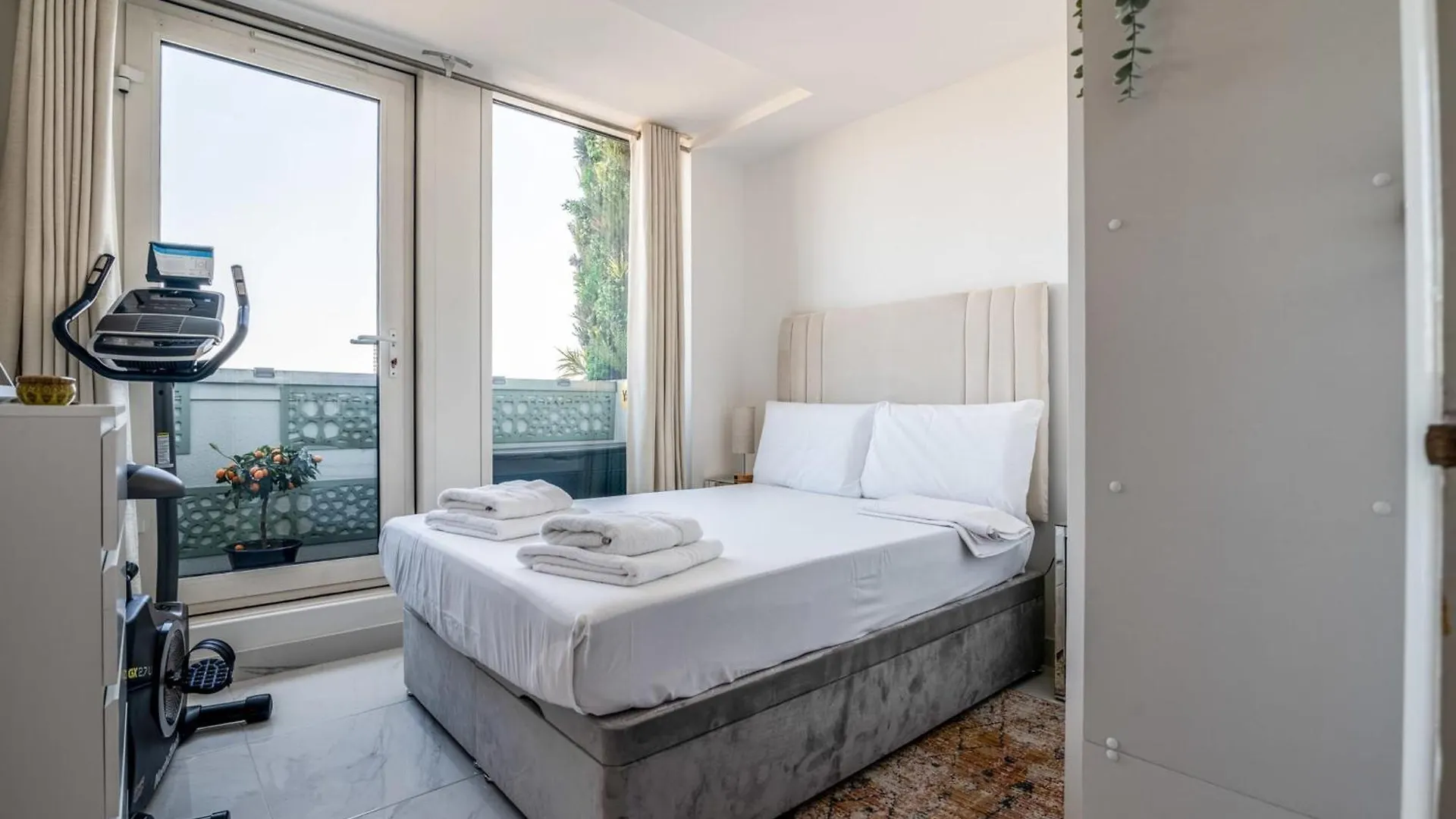 Canary Wharf Retreat With Free Secure Parking London