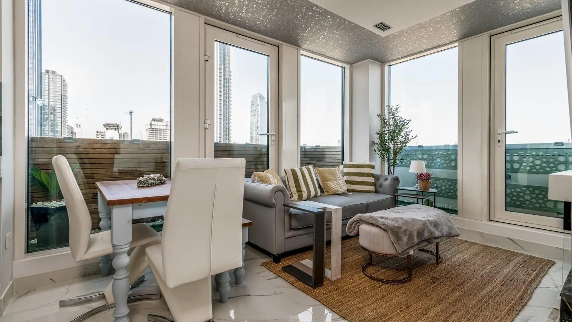 Canary Wharf Retreat With Free Secure Parking London