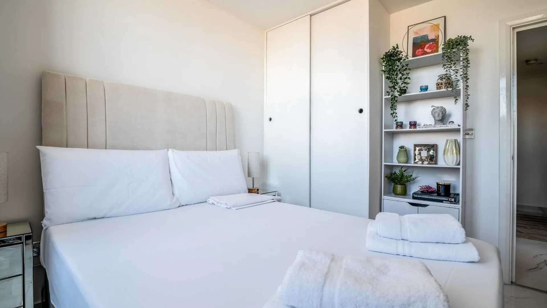 Canary Wharf Retreat With Free Secure Parking London Apartment