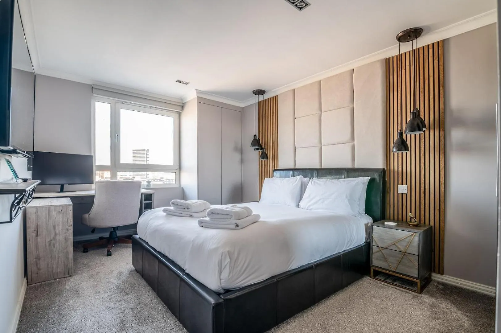 Canary Wharf Retreat With Free Secure Parking London